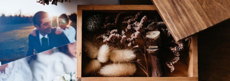 dřevěná krabice s šiškami a podzimními plody svatebni fotky