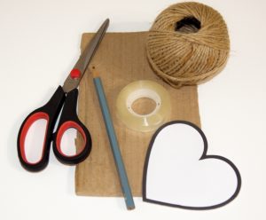 karton, nůžky, tužka, jutový provázek, lepící páska a papírová šablona srdce
