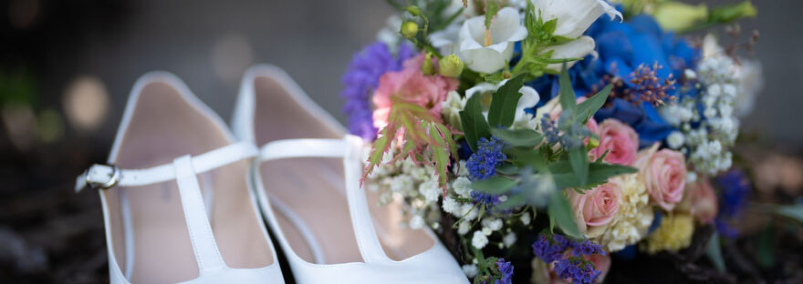 svatební bílé střevíce s kyticí
